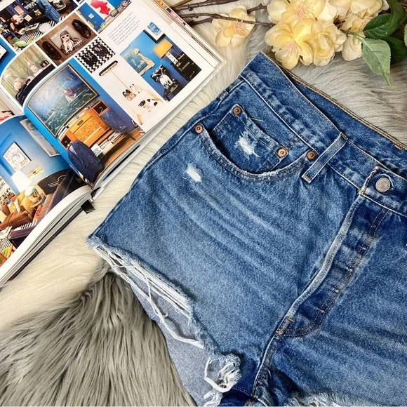 Levi’s x Free People 501 Button Fly Distressed Women’s Cutoff Denim Shorts Sz 31